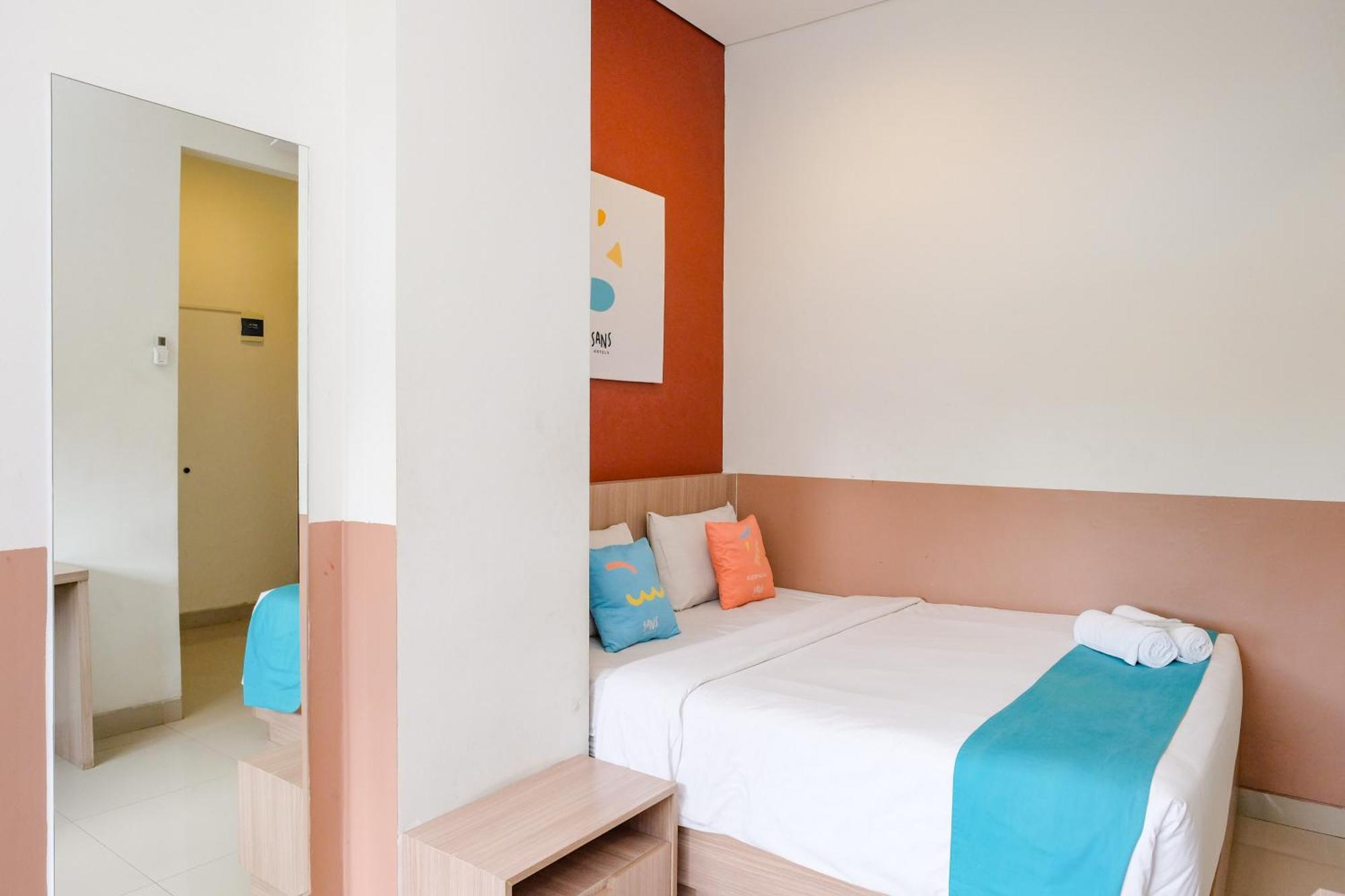 Sans Hotel Rajawali Surabaya By Reddoorz Krembangan Exterior foto
