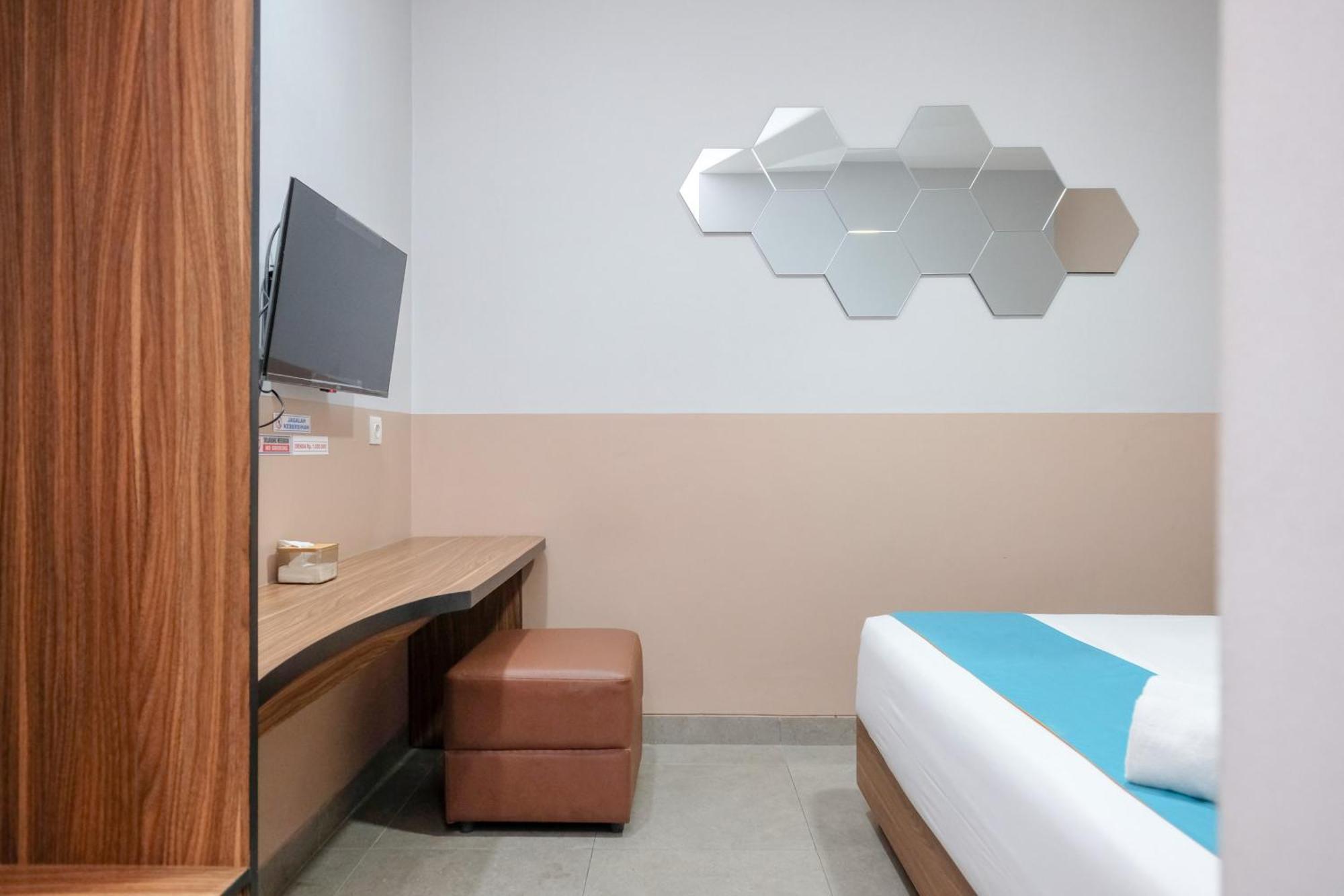 Sans Hotel Rajawali Surabaya By Reddoorz Krembangan Exterior foto
